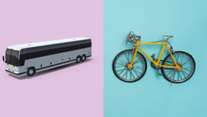 Imagem de um desenho de ônibus com um fundo rosa ao lado esquerdo e um desenho de uma bicicleta amarela com um fundo verde ao lado direito - Bike no Ar