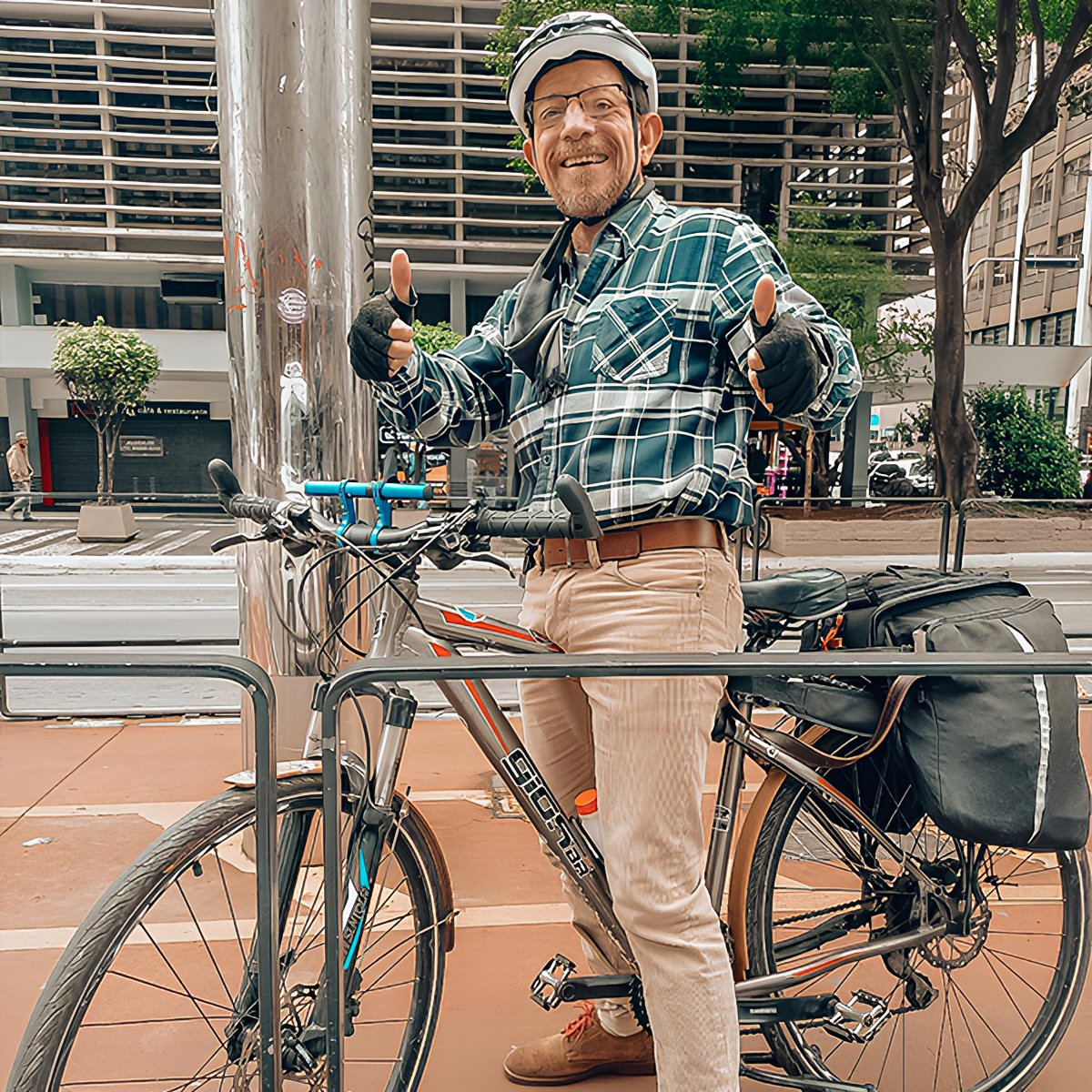 Nesta quinta-feira, dia 25 de setembro de 2025, comemora-se o Dia Nacional do Trânsito — uma data que nos convida a refletir sobre como nossas escolhas de mobilidade impactam a vida em sociedade