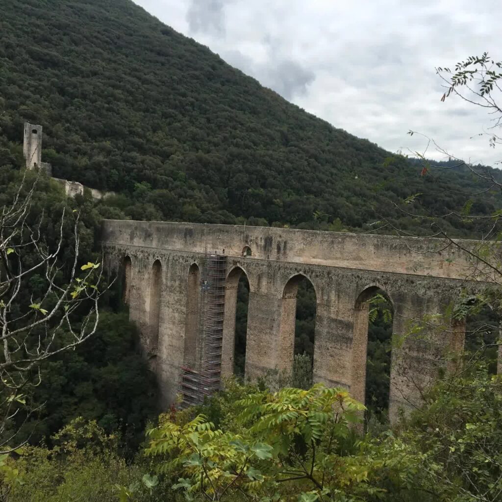 Eu sempre digo que "viajar é lavar a alma", mas quando se viaja de bicicleta, o banho é de pura alegria e emoção. E o que acontece quando unimos essa paixão a um dos roteiros mais espirituais e históricos da Europa? Uma jornada de superação, fé e paisagens inesquecíveis.
