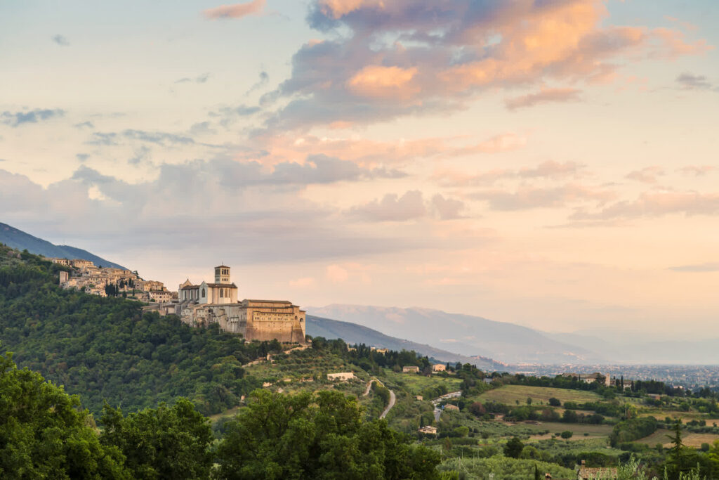Eu sempre digo que "viajar é lavar a alma", mas quando se viaja de bicicleta, o banho é de pura alegria e emoção. E o que acontece quando unimos essa paixão a um dos roteiros mais espirituais e históricos da Europa? Uma jornada de superação, fé e paisagens inesquecíveis.
