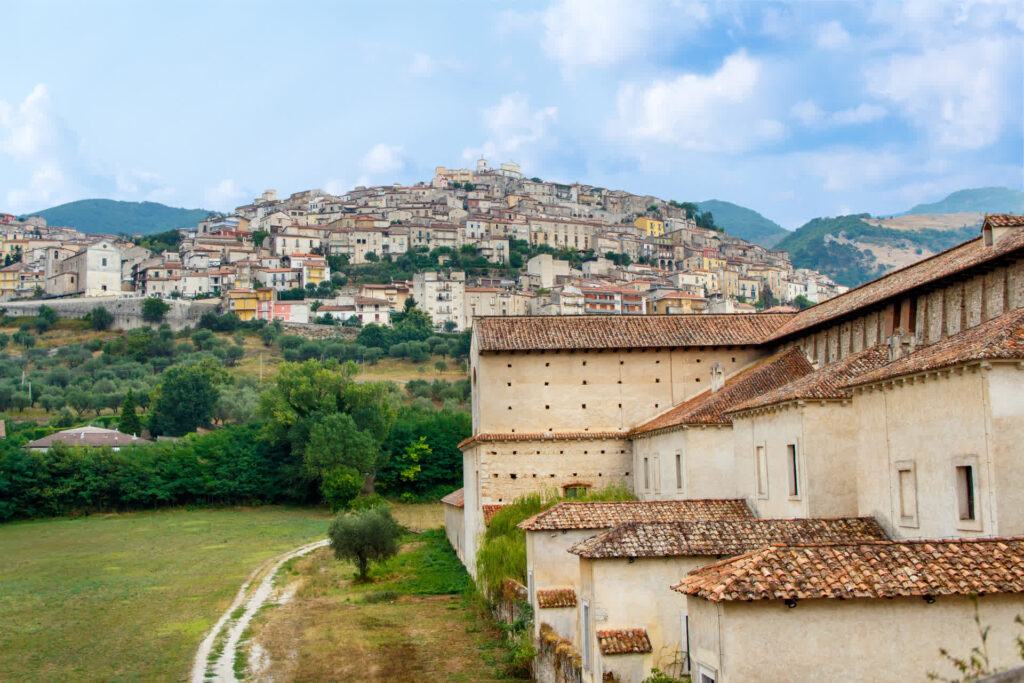 Eu sempre digo que "viajar é lavar a alma", mas quando se viaja de bicicleta, o banho é de pura alegria e emoção. E o que acontece quando unimos essa paixão a um dos roteiros mais espirituais e históricos da Europa? Uma jornada de superação, fé e paisagens inesquecíveis.
