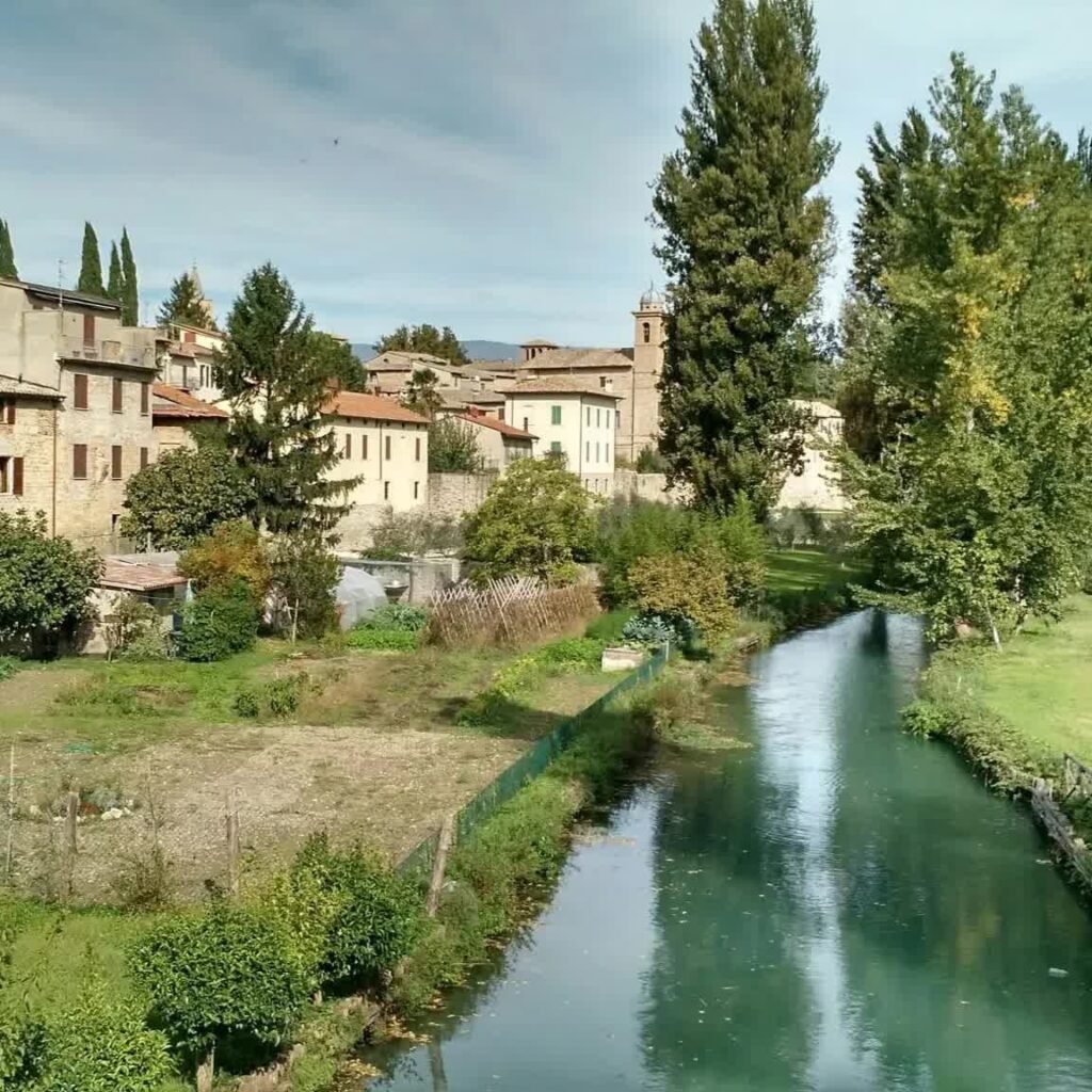 Eu sempre digo que "viajar é lavar a alma", mas quando se viaja de bicicleta, o banho é de pura alegria e emoção. E o que acontece quando unimos essa paixão a um dos roteiros mais espirituais e históricos da Europa? Uma jornada de superação, fé e paisagens inesquecíveis.
