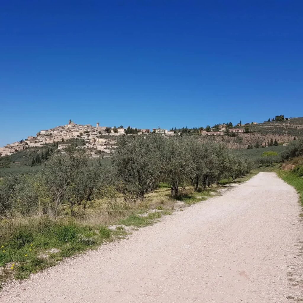 Eu sempre digo que "viajar é lavar a alma", mas quando se viaja de bicicleta, o banho é de pura alegria e emoção. E o que acontece quando unimos essa paixão a um dos roteiros mais espirituais e históricos da Europa? Uma jornada de superação, fé e paisagens inesquecíveis.

