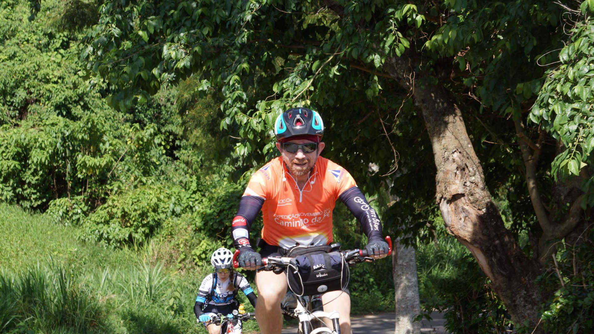 Estudo da USP mostra que pedalar em áreas verdes amplia o bem-estar psicológico. Entenda os detalhes dessa pesquisa e como escolher seu próximo rolê fazendo bem ao corpo, à mente e ao planeta.