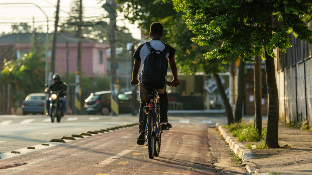 Nesta quinta-feira, dia 25 de setembro de 2025, comemora-se o Dia Nacional do Trânsito — uma data que nos convida a refletir sobre como nossas escolhas de mobilidade impactam a vida em sociedade.