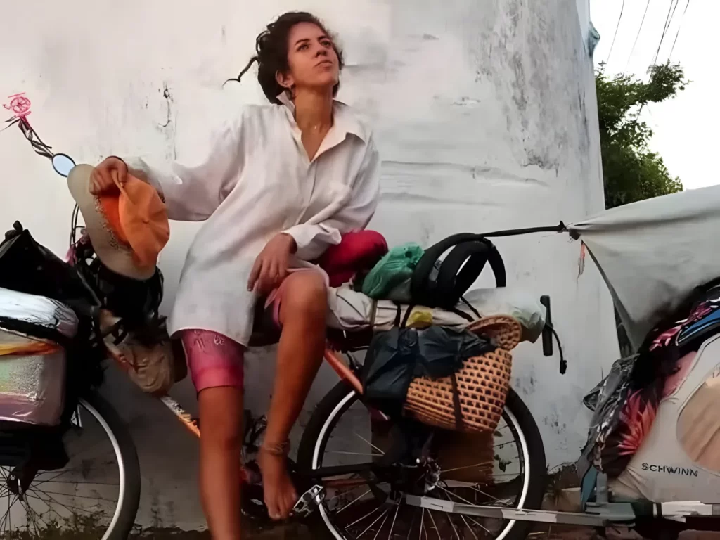 O caso da artista e cicloviajante Julieta Hernández ganhou desfecho nesta semana. Um casal foi condenado por latrocínio e ocultação de cadáver, crimes cometidos contra a venezuelana que viajava de bicicleta pelo Brasil levando arte, solidariedade e inspiração por onde passava.