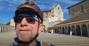 O cicloturismo religioso combina a devoção da fé com a aventura do ciclismo, criando uma experiência profundamente transformadora. Esta modalidade de viagem tem sido cada vez mais procurada por muitos ciclistas, atraindo peregrinos que buscam não apenas um desafio físico e contato com a natureza, mas também um poderoso momento de conexão espiritual e reflexão. 