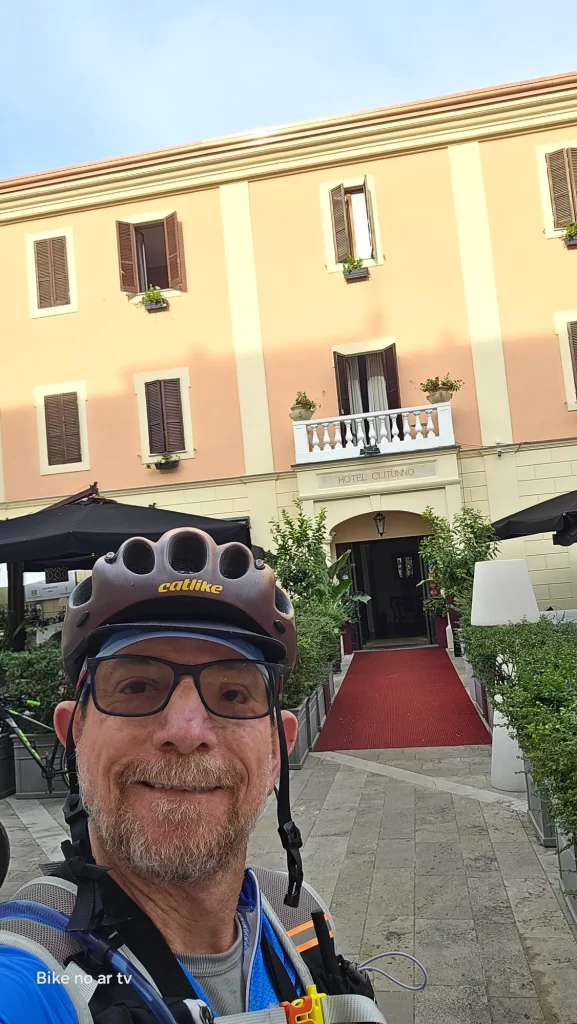 Pensar no planejamento da sua primeira cicloviagem pode parecer uma tarefa gigantesca. Você vê fotos incríveis, lê relatos de viagens épicas, como as que postamos aqui no Bike no Ar, e pensa: "Poxa, será que eu consigo?". A resposta é simples: sim! Mas lembre-se de que toda grande jornada começa com um bom planejamento.