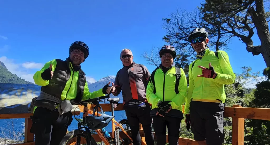 Se você ama viajar sobre duas rodas, a América do Sul oferece alguns dos roteiros mais incríveis do mundo, de travessias nos Andes a pedaladas à beira-mar. Neste guia, você vai descobrir cinco destinos perfeitos para cicloturistas iniciantes e experientes, além de links úteis para ajudar no planejamento, como nosso conteúdo sobre o que é ser um cicloturista e como planejar sua primeira viagem.