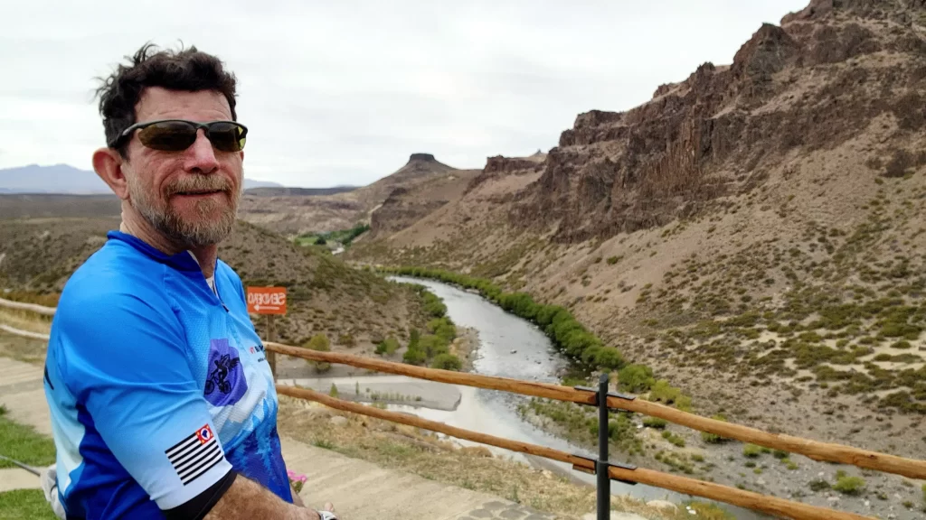 Se você ama viajar sobre duas rodas, a América do Sul oferece alguns dos roteiros mais incríveis do mundo, de travessias nos Andes a pedaladas à beira-mar. Neste guia, você vai descobrir cinco destinos perfeitos para cicloturistas iniciantes e experientes, além de links úteis para ajudar no planejamento, como nosso conteúdo sobre o que é ser um cicloturista e como planejar sua primeira viagem.