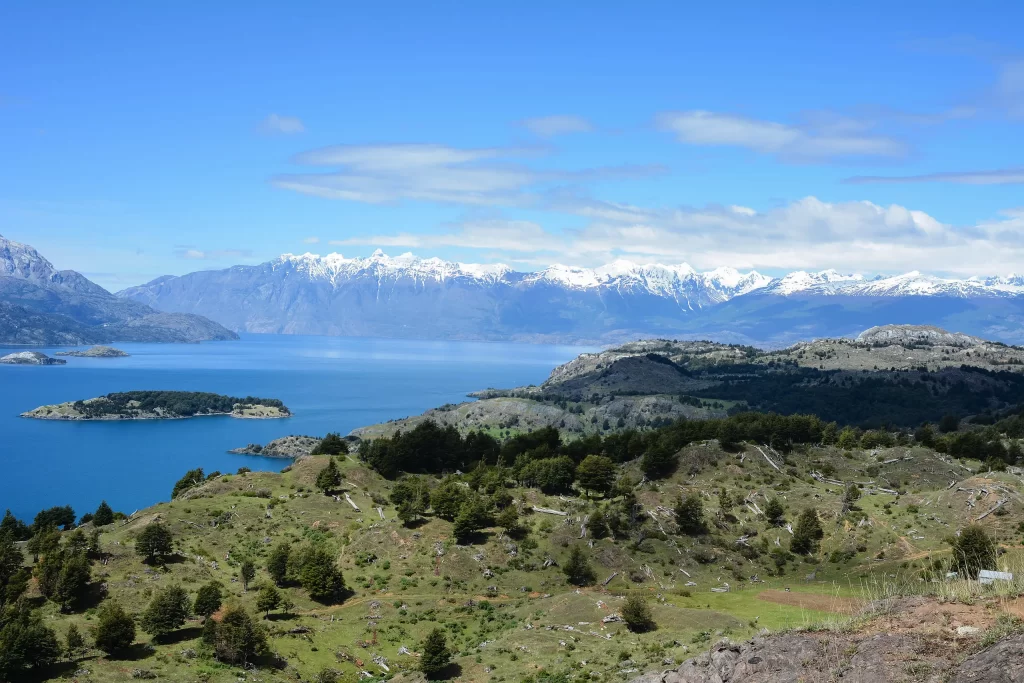 Se você ama viajar sobre duas rodas, a América do Sul oferece alguns dos roteiros mais incríveis do mundo, de travessias nos Andes a pedaladas à beira-mar. Neste guia, você vai descobrir cinco destinos perfeitos para cicloturistas iniciantes e experientes, além de links úteis para ajudar no planejamento, como nosso conteúdo sobre o que é ser um cicloturista e como planejar sua primeira viagem.