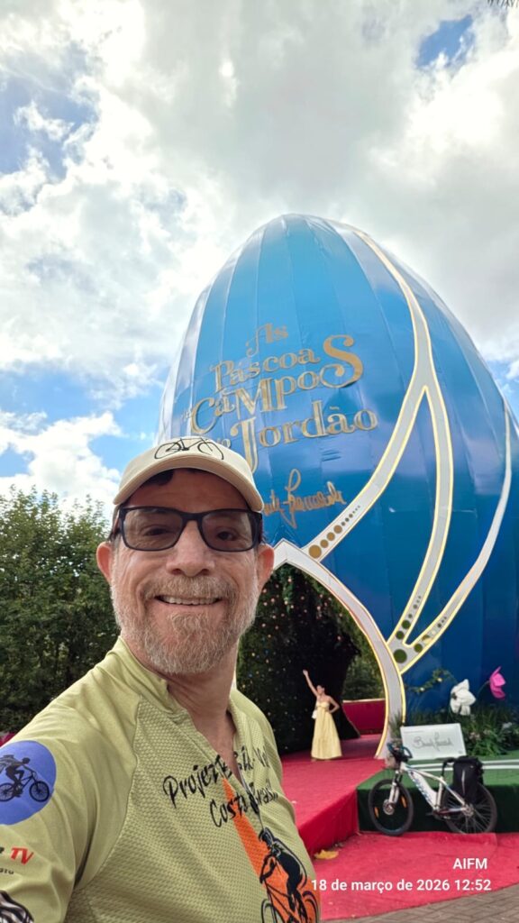 Homem próximo de escultura de ovo dá páscoa de 20m de altura