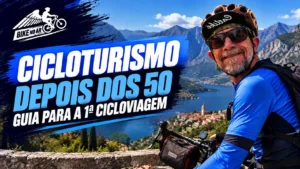 Casal de ciclistas maduros pedalando em estrada rural com alforjes, durante uma cicloviagem